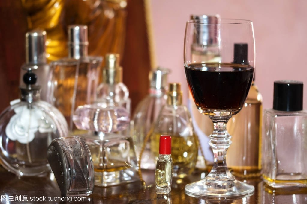 酒杯与红葡萄酒之间的美容产品